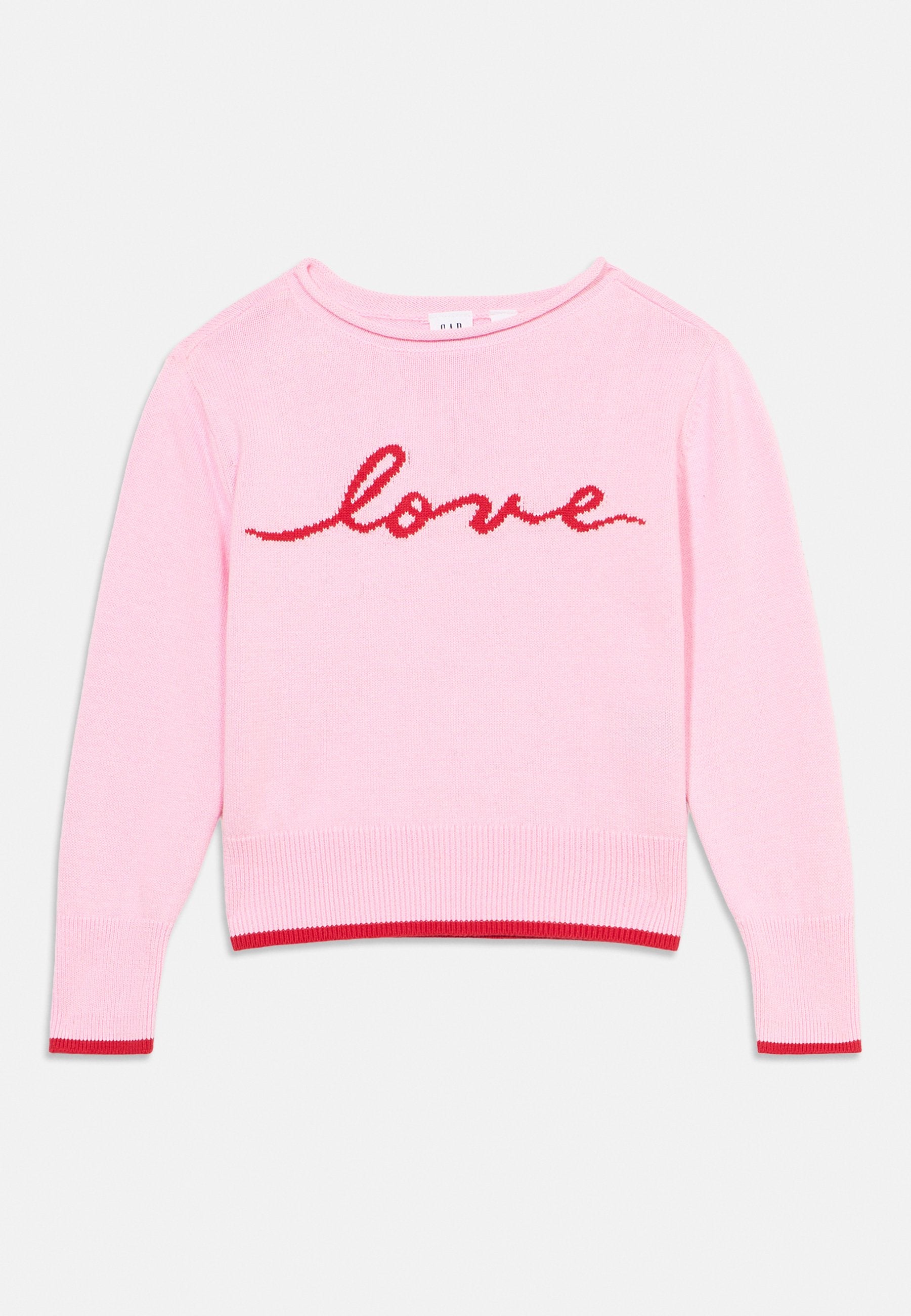 Rosa Strickpullover mit rotem "Love"-Schriftzug auf der Brust, mit rotem Rippbund am Saum und an den Bündchen. Weiche Textur und Rundhalsausschnitt.