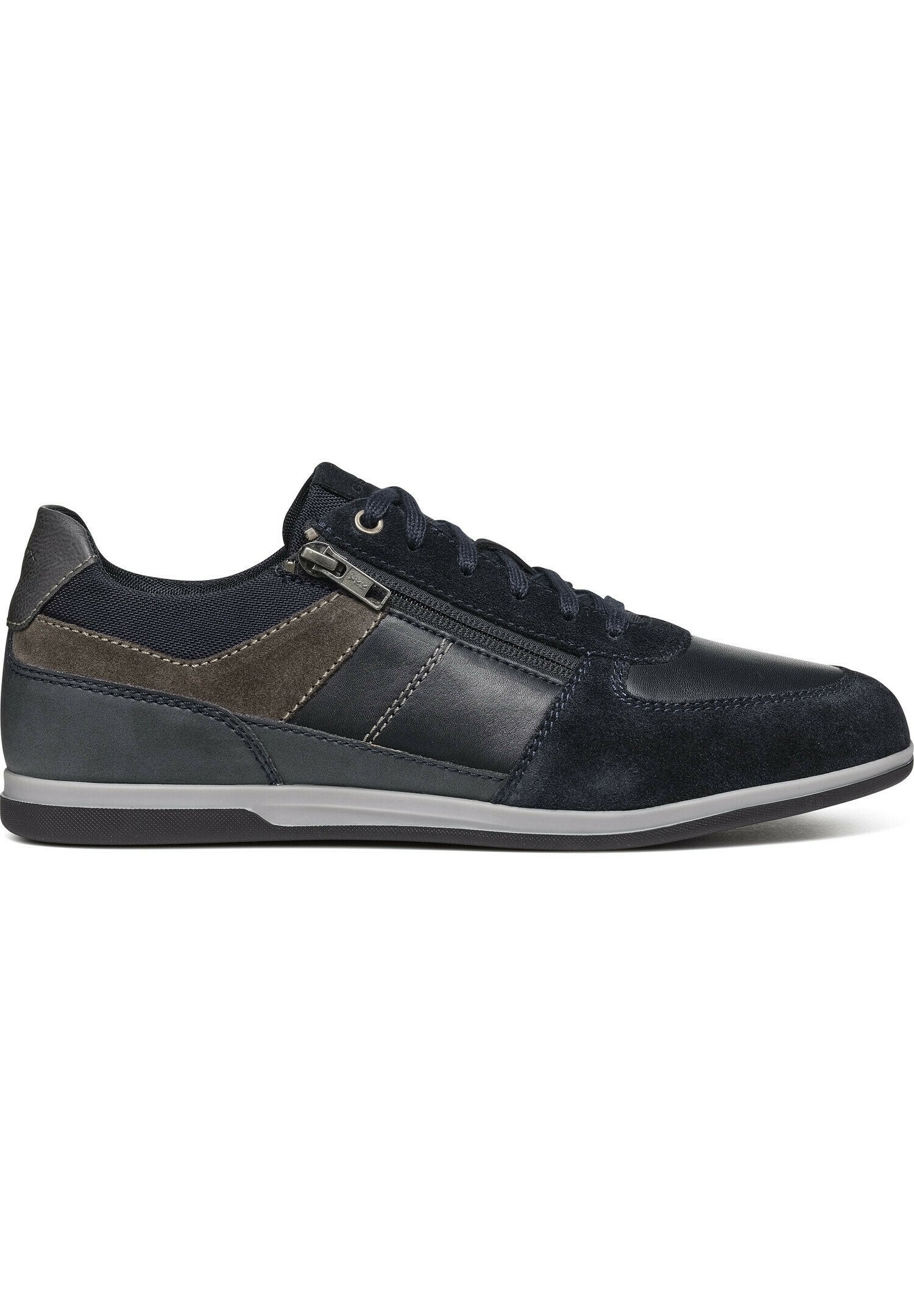 Herren-Sneaker aus einer Mischung aus marineblauem Wildleder und Leder, mit einem Reißverschluss an der Seite und einer weißen Gummisohle. Mit Schnürverschluss.