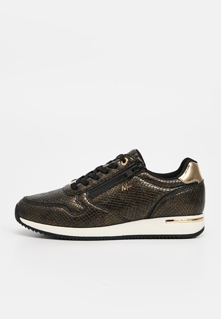 Sneaker mit einem strukturierten Obermaterial in Schwarz und Gold mit Reptilienmuster, ausgestattet mit einem Reißverschluss, goldenen Akzenten und einer weißen Gummisohle.