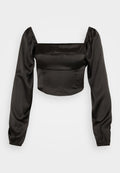 Schwarze, kurze Bluse aus glattem Satin mit quadratischem Ausschnitt und langen Puffärmeln mit elastischen Manschetten.