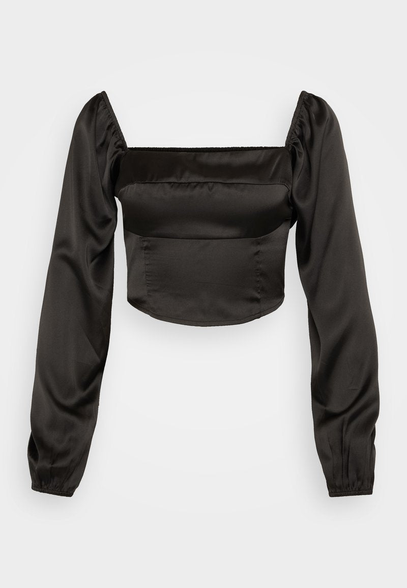 Schwarze, kurze Bluse aus glattem Satin mit quadratischem Ausschnitt und langen Puffärmeln mit elastischen Manschetten.