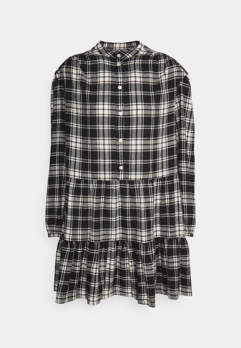 Schwarz-weiße kariert Kleid mit langen Ärmeln, tailliertem Oberteil, Knopfverschluss und gestuftem Rüschensaum. Aus weichem Stoff gefertigt.