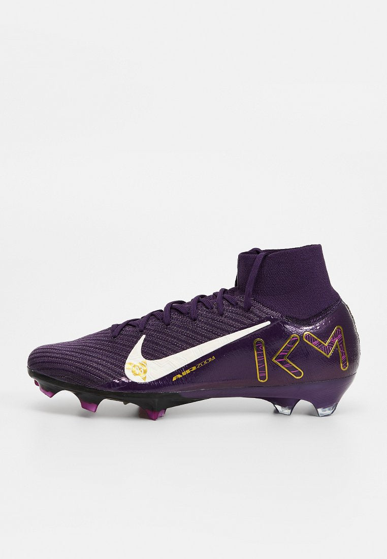 Lila Fußballschuh mit strukturiertem Obermaterial, weißem Nike-Logo und gelben Akzenten. Verfügt über einen hohen Knöchelkragen und mehrfarbige Stollen.