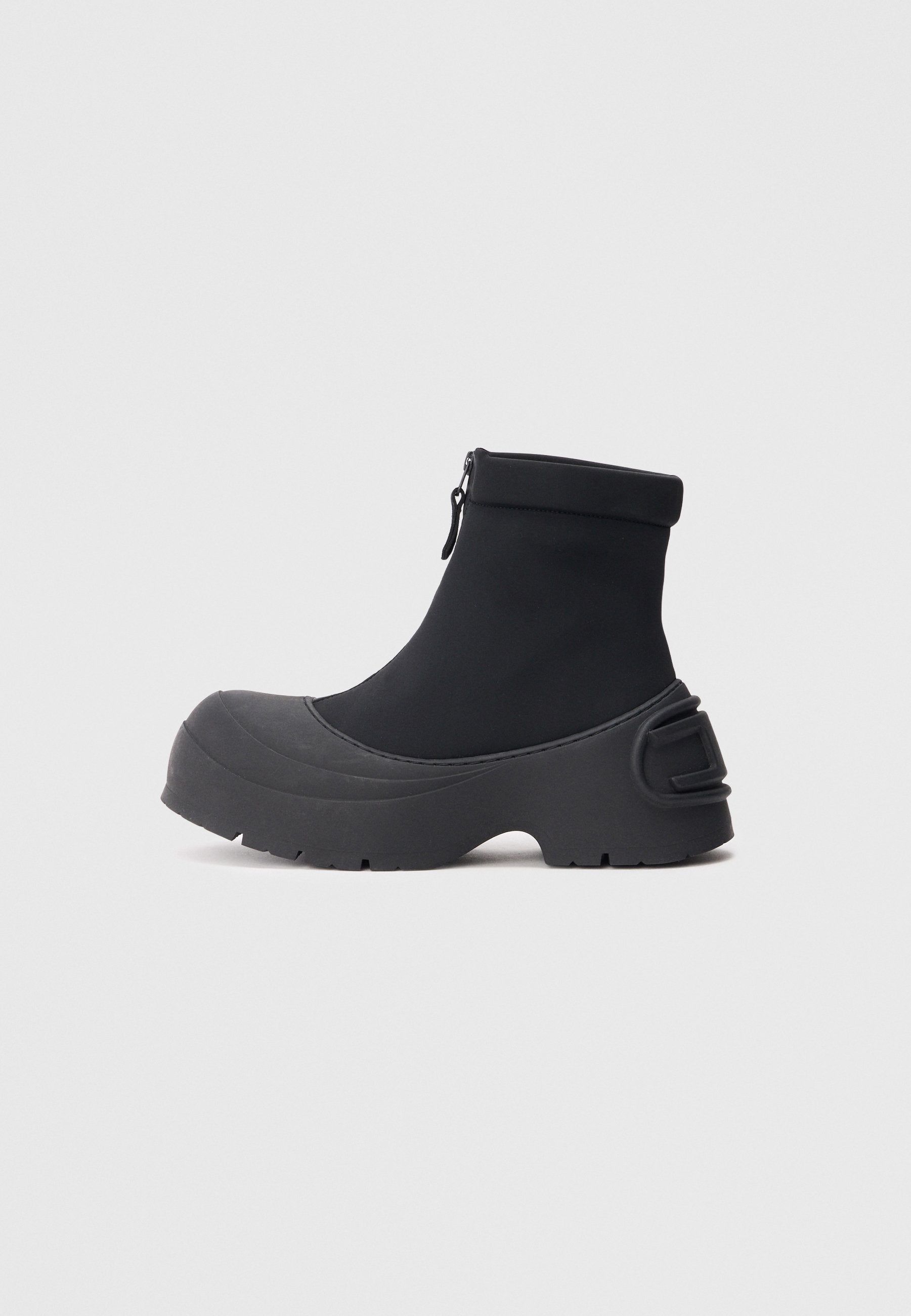 Schwarze wasserdichte Stiefeletten mit glattem, elastischem Obermaterial, geformter Gummisohle und Reißverschluss an der Seite; markantes, breites, rundes Zehendesign.
