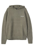 Olivgrüne Kapuzenjacke aus strukturiertem, flauschigem Material, mit einer Fronttasche und einem kleinen weißen "PEGADOR"-Logo auf der Brust.