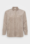 Beige Cordhemd mit Button-Down-Kragen, zwei Brusttaschen und langen Ärmeln. Verfügt über vertikale Rillen und einen subtilen Glanz.