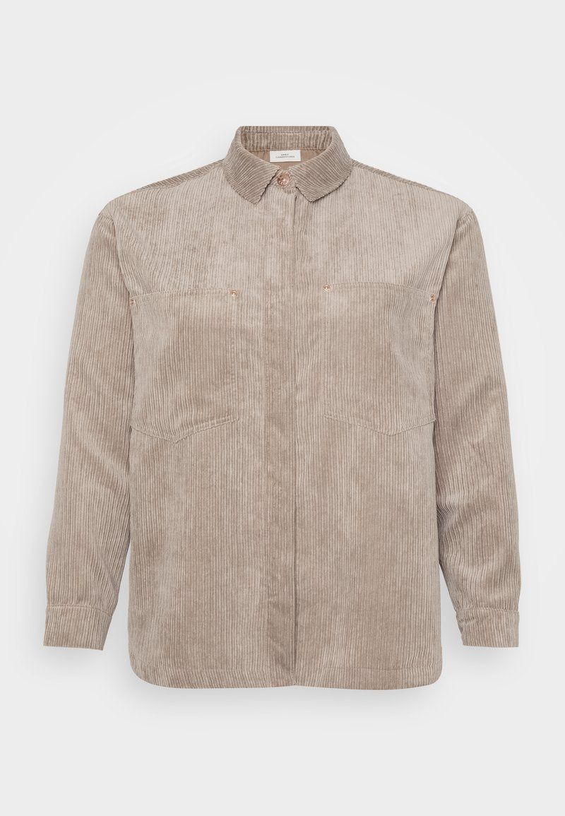 Beige Cordhemd mit Button-Down-Kragen, zwei Brusttaschen und langen Ärmeln. Verfügt über vertikale Rillen und einen subtilen Glanz.
