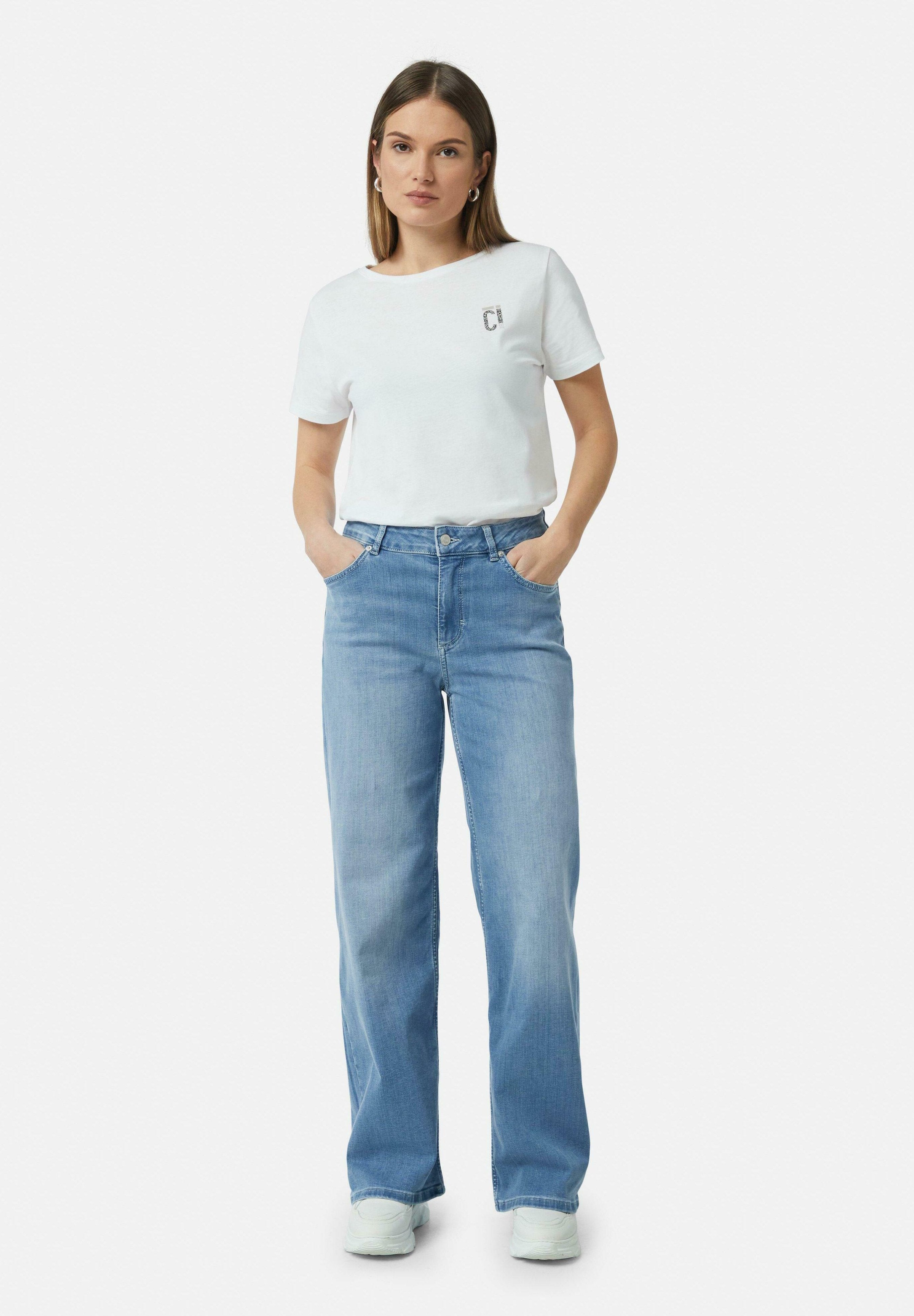 comma casual identity