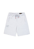 Hellgraue Baumwollshorts mit elastischem Bund, Kordelzug, Seitentaschen und einem Markenpatch am linken Bein. Weicher Stoff und lässiges Design.