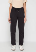 Schwarze Sweatpants aus weichem Baumwollmaterial, mit einem Kordelzugbund, schmal zulaufenden Beinen und einem kleinen Logodetail am linken Oberschenkel.