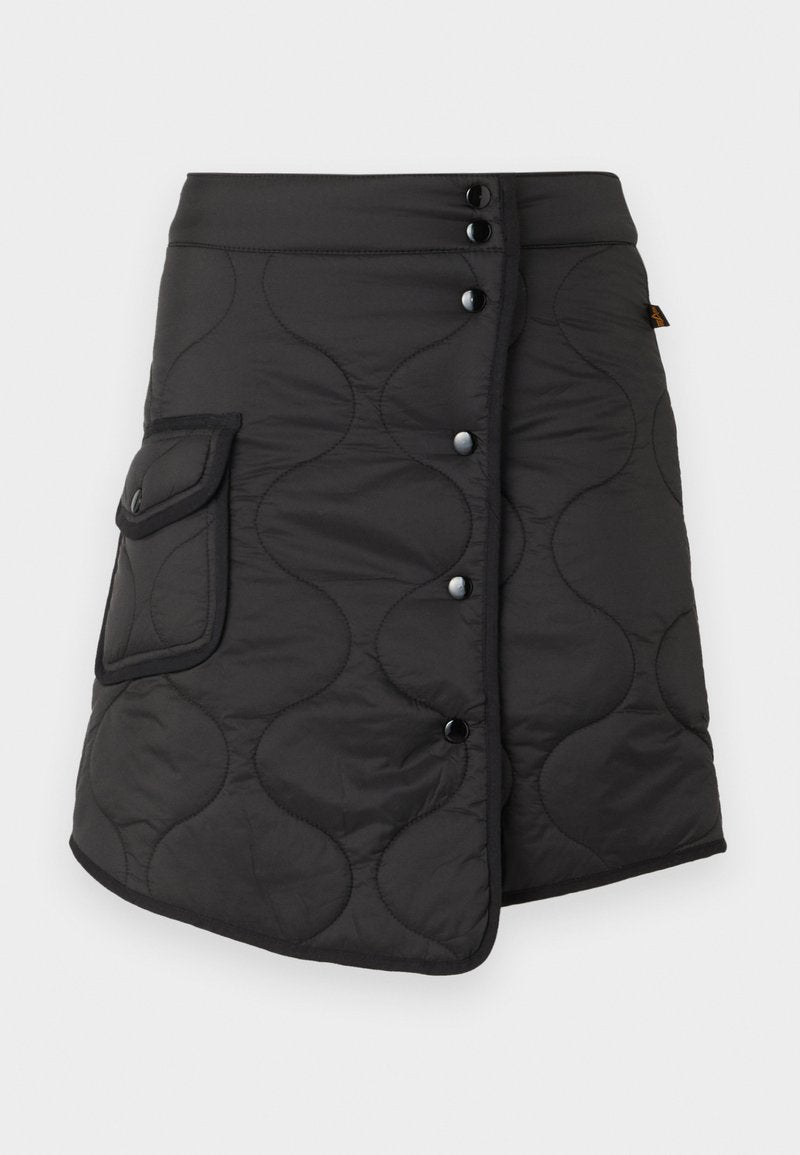 Schwarzer, gesteppter Rock mit asymmetrischem Saum, ausgestattet mit fünf dunklen Knöpfen und einer seitlichen Tasche mit runder Klappendetail.