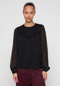 Schwarze Bluse mit strukturierten Polka Dots, gerafftem Ausschnitt und langen transparenten Ärmeln. Verfügt über eine fließende Passform und ein leicht gerafftes Frontdesign.
