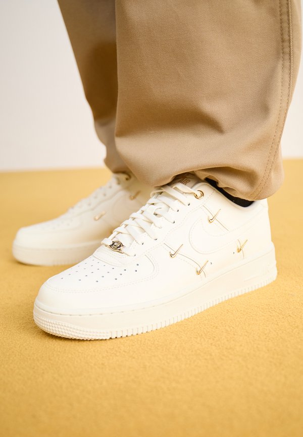 Nike Sportswear AIR FORCE 1 '07 LX - Trainers - sail/metallic gold