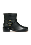 Schwarze Leder-Ankle-Boots mit runder Zehenpartie, seitlichem Riemen mit einer kreisförmigen goldenen Schnalle und einem niedrigen, gestapelten Absatz. Glatte Textur und minimale Details.