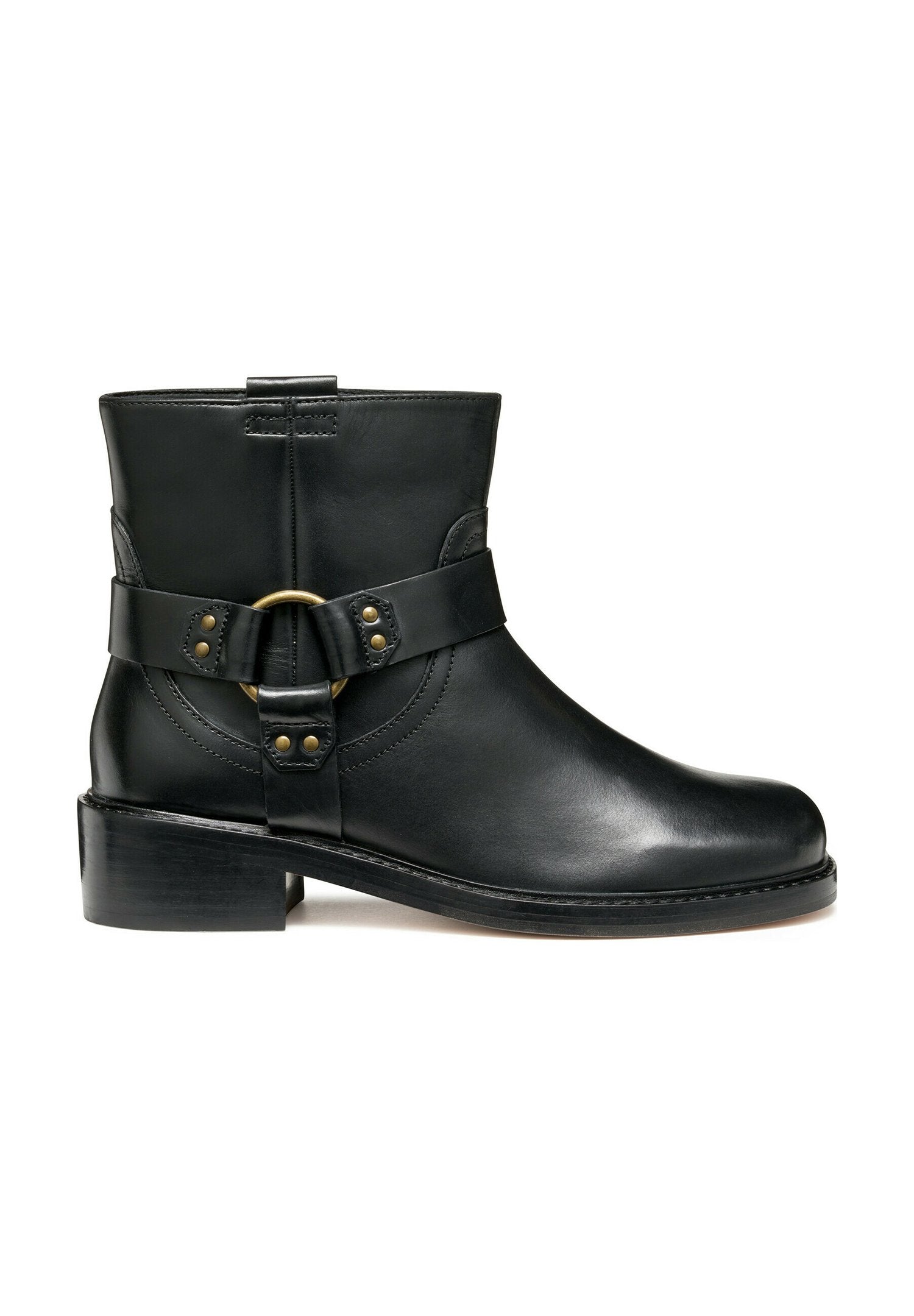 Schwarze Leder-Ankle-Boots mit runder Zehenpartie, seitlichem Riemen mit einer kreisförmigen goldenen Schnalle und einem niedrigen, gestapelten Absatz. Glatte Textur und minimale Details.