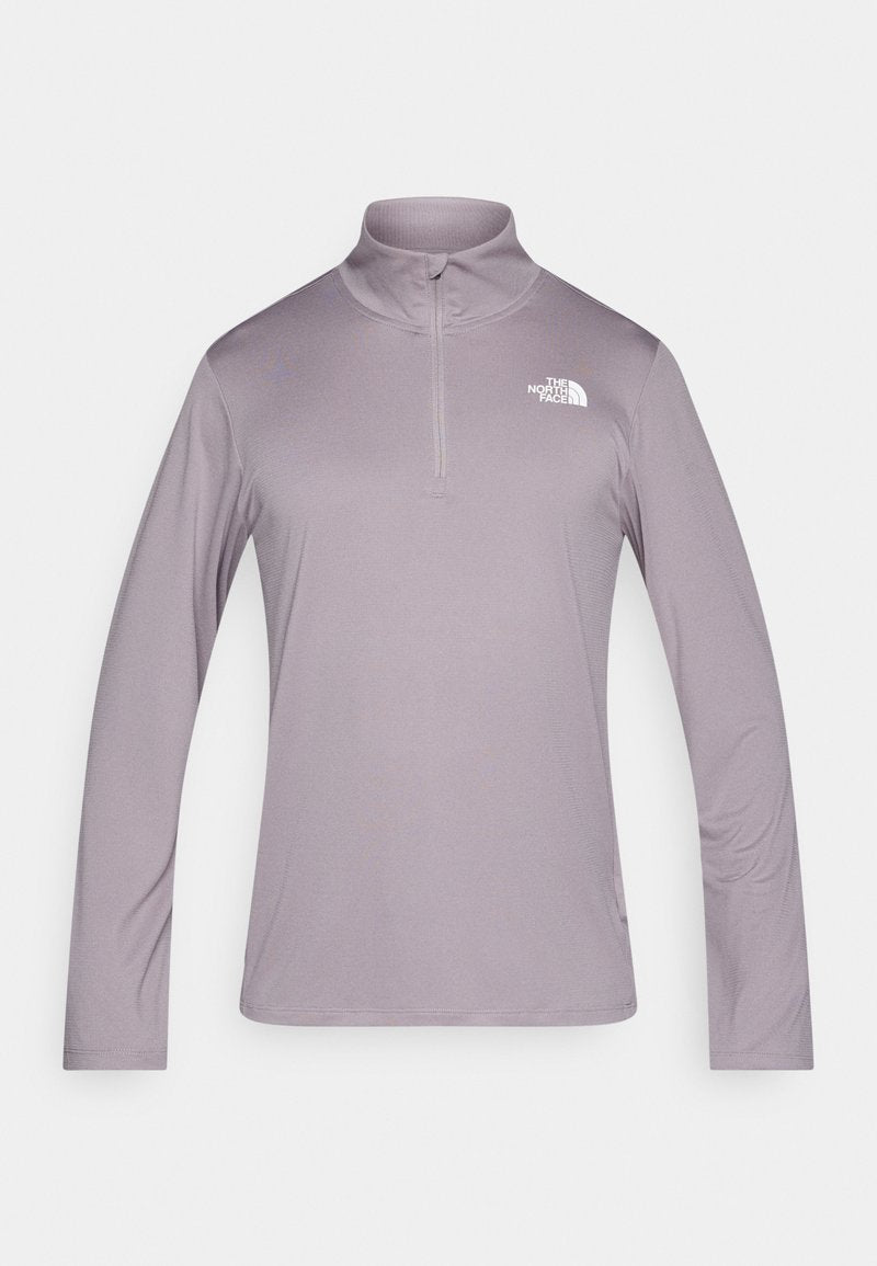 Lila Langarm-Pullover mit hohem Kragen und Reißverschluss vorne. Weicher, glatter Stoff mit kleinem weißem Logo auf der oberen linken Brust.
