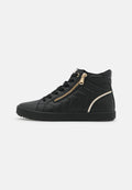 Schwarzes High-Top-Sneaker mit gestepptem Design. Verfügt über goldenen Reißverschluss-Akzent, strukturierten Rücken und Gummisohle. Schnürverschluss für eine optimale Passform.