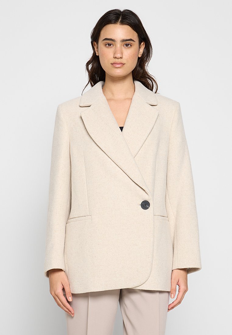 Beige, oversized Blazer aus Wollmischung mit Reverskragen, einem Knopfverschluss und Seitentaschen. Angenehme Textur mit minimalen Nähdetails.