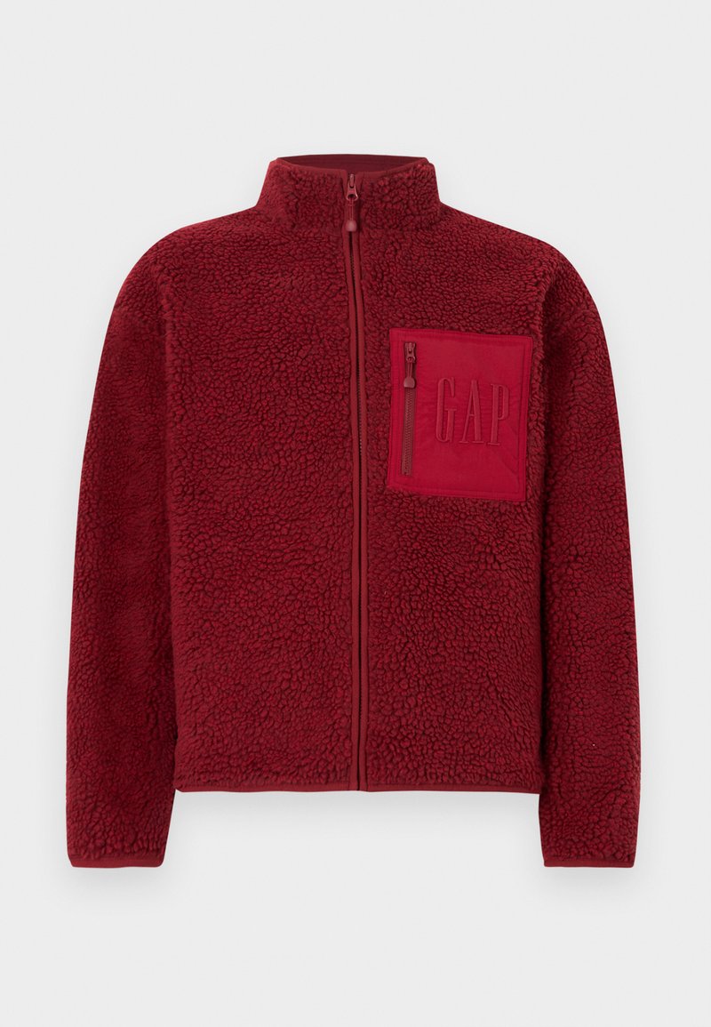 Rote Fleecejacke mit durchgehendem Reißverschluss, hohem Kragen und einer Brusttasche mit Reißverschluss, die das geprägte GAP-Logo zeigt.