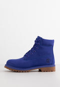 Blauer Wildleder-Ankle-Boot mit Schnürdesign, Gummisohle und geprägtem Logo an der Seite. Verfügt über eine robuste Verarbeitung und eine strukturierte Oberfläche.
