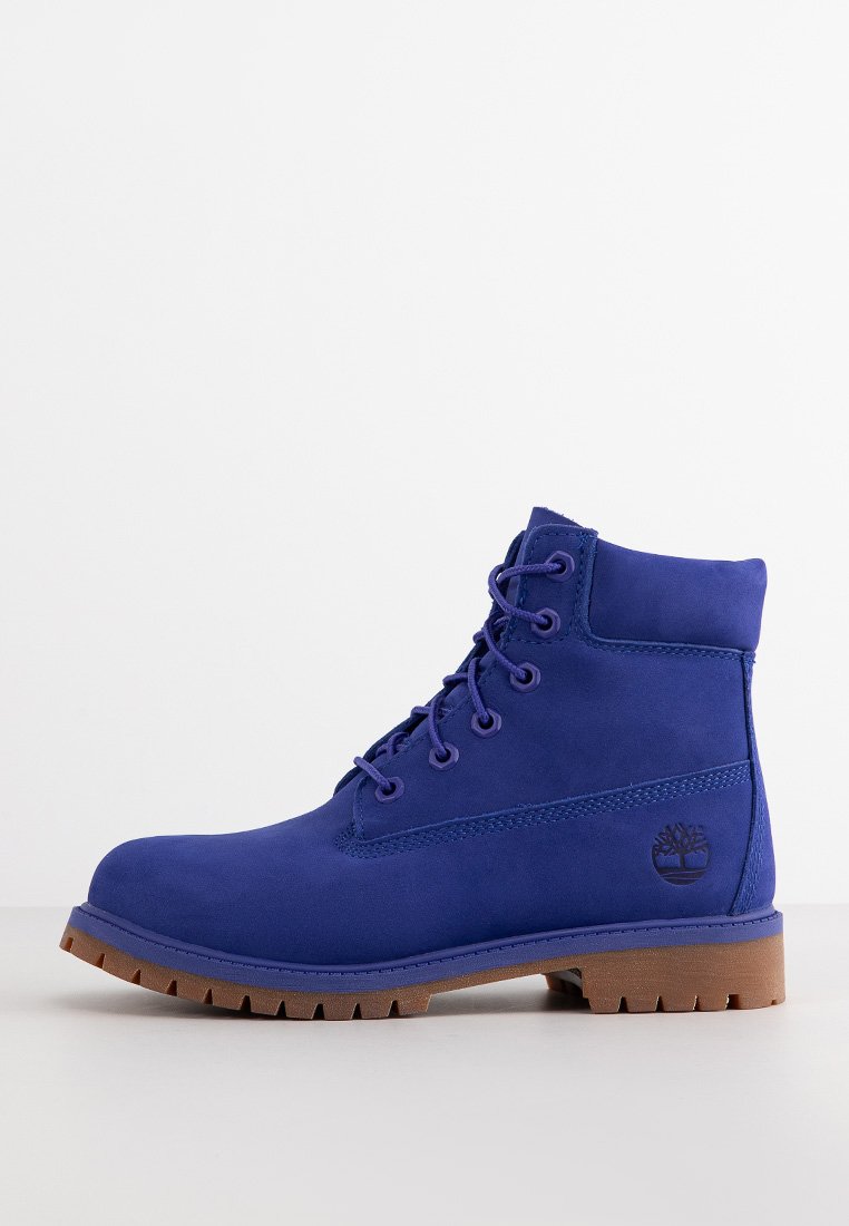 Blauer Wildleder-Ankle-Boot mit Schnürdesign, Gummisohle und geprägtem Logo an der Seite. Verfügt über eine robuste Verarbeitung und eine strukturierte Oberfläche.