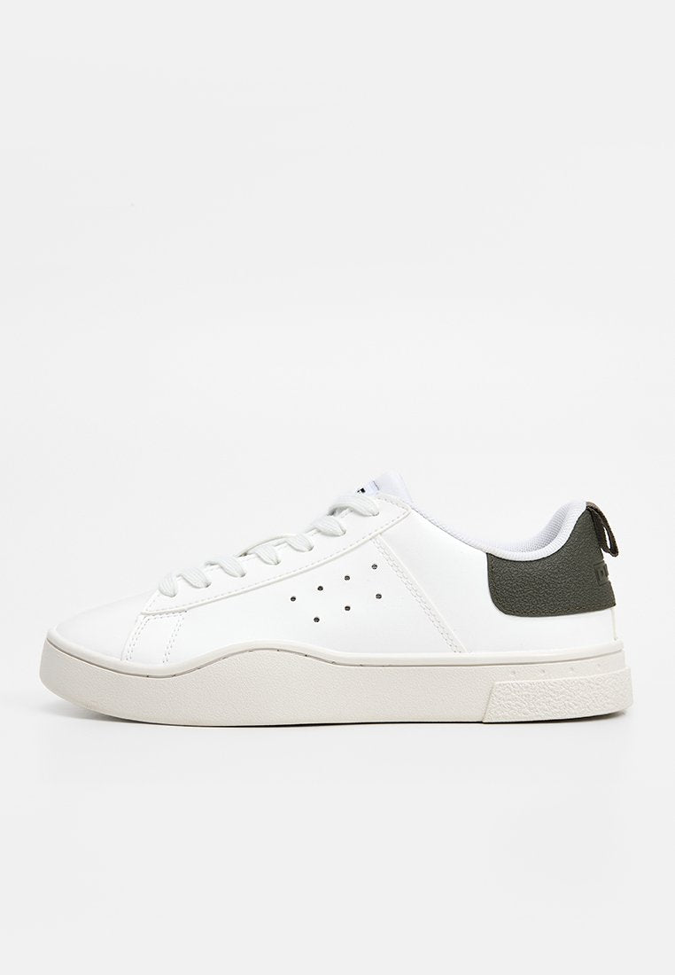 Weiße Sneaker aus glattem Leder mit grauem, strukturiertem Akzent an der Ferse. Mit runden Schnürsenkeln und kleinen Belüftungsöffnungen an der Seite.