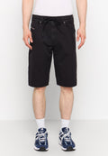 Schwarze Shorts in lockerer Passform, aus Baumwolle gefertigt, mit einem elastischen Bund und Kordelzug, zwei Fronttaschen und minimalem Nähen.