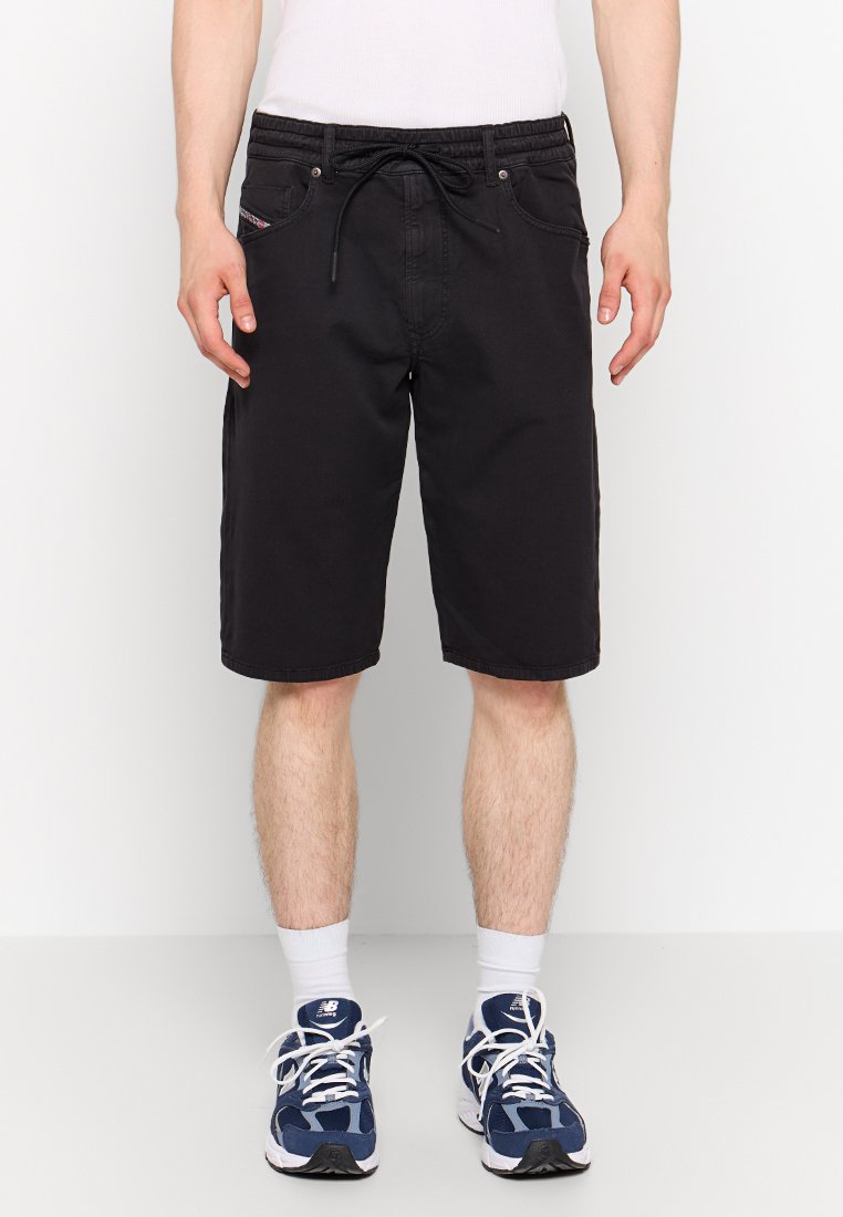 Schwarze Shorts in lockerer Passform, aus Baumwolle gefertigt, mit einem elastischen Bund und Kordelzug, zwei Fronttaschen und minimalem Nähen.
