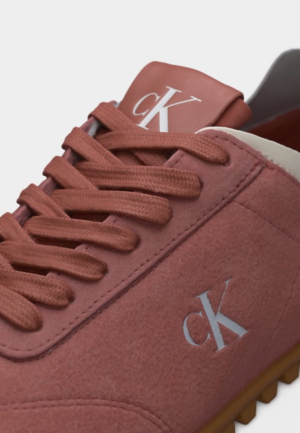 Calvin Klein LOW PROFILE RUN MG SUE DB LACES