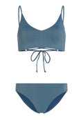 Blauer glitzernder Bikini mit einem Bralette-Oberteil mit verstellbaren Trägern und einer Bindeschleife, kombiniert mit passenden, tief sitzenden Unterteilen.