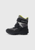 Schwarze Geox-Stiefel mit wasserfestem Design, Gummisohle, Klettverschlüssen und hellgrünen Akzenten am Kragen und an der Zunge.