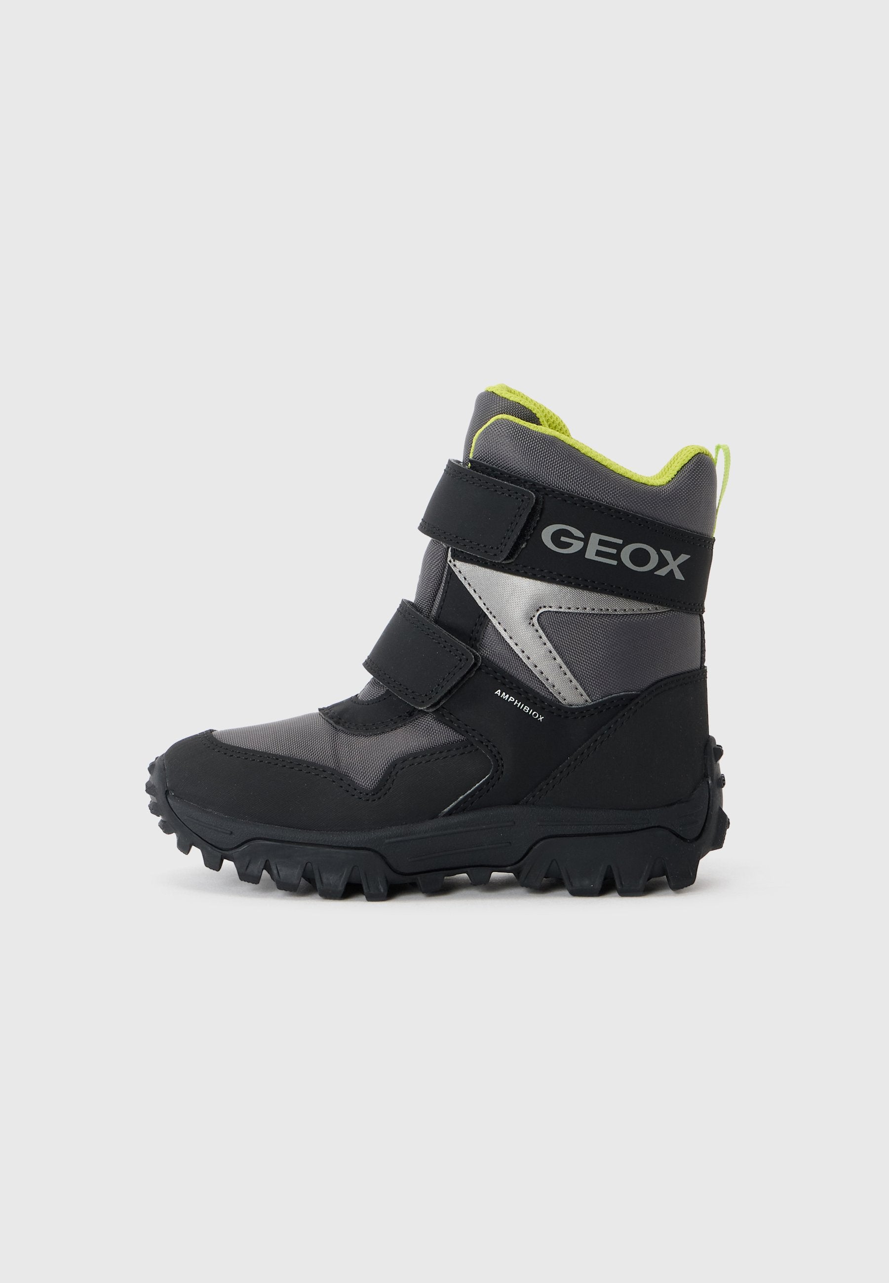 Schwarze Geox-Stiefel mit wasserfestem Design, Gummisohle, Klettverschlüssen und hellgrünen Akzenten am Kragen und an der Zunge.