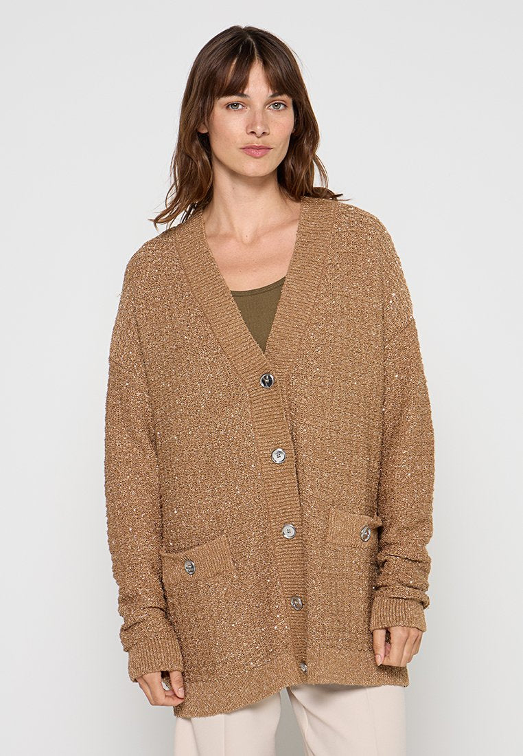 Brauner gestrickter Cardigan mit V-Ausschnitt, vorderen Knöpfen und zwei Taschen. Das Design besticht durch eine strukturierte, glitzernde Oberfläche.