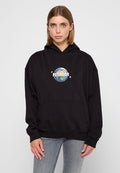 Schwarzer oversize Kapuzenpulli mit einer Fronttasche, versehen mit einem runden Grafikdesign der Erde und dem Text "PEGADOR." Hergestellt aus weichem Stoff.