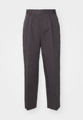 Dunkelgraue Hose mit geradem Bein, glatter Oberfläche, flachem Bund und zwei Seitentaschen. Mit Gürtelschlaufen.