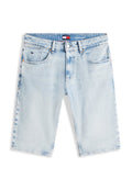 Hellblaue Jeansshorts mit vorderem Knopf und Reißverschluss, fünf Taschen Design und kleinem Tommy Jeans Logo auf der rechten Tasche.