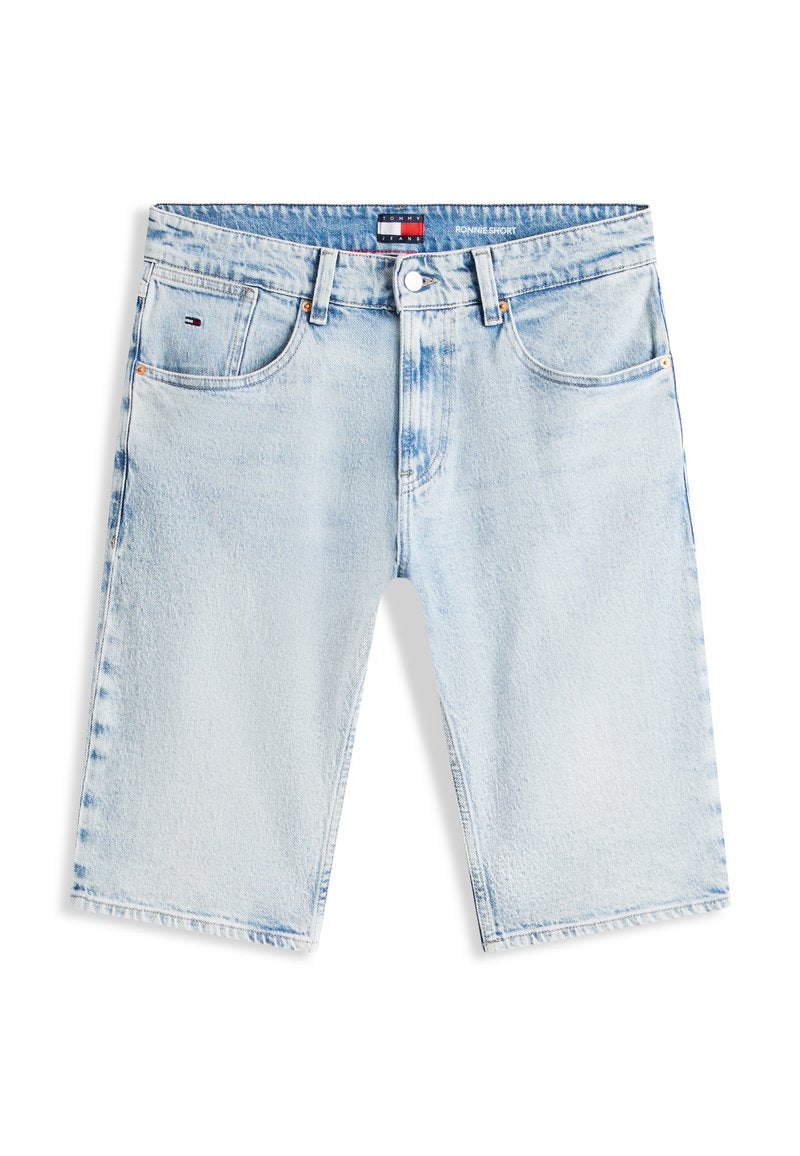 Hellblaue Jeansshorts mit vorderem Knopf und Reißverschluss, fünf Taschen Design und kleinem Tommy Jeans Logo auf der rechten Tasche.