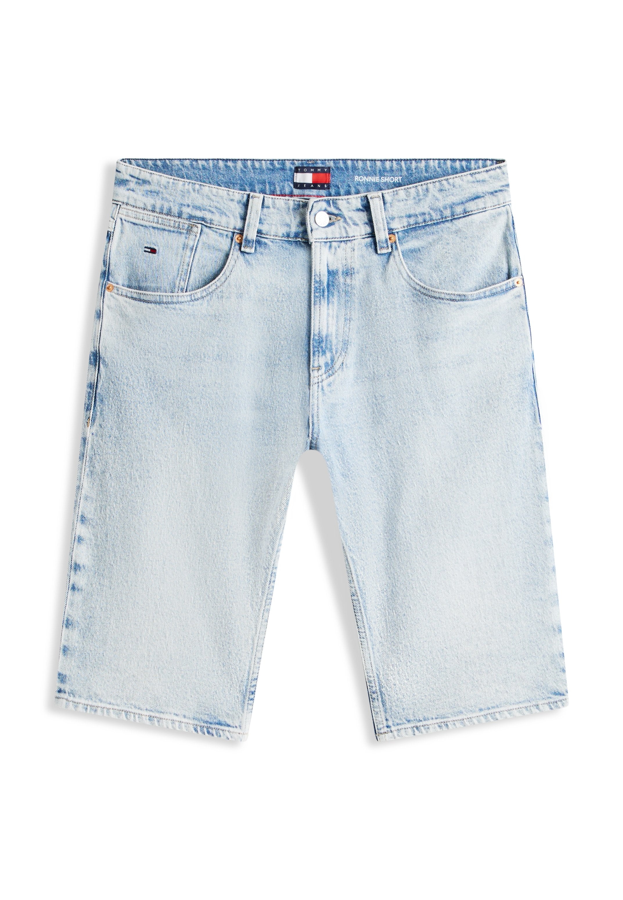 Hellblaue Jeansshorts mit vorderem Knopf und Reißverschluss, fünf Taschen Design und kleinem Tommy Jeans Logo auf der rechten Tasche.