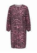 Locker sitendes Kleid im pinken und schwarzen Wellenmuster, lange Ärmel mit elastischen Bündchen, runder Halsausschnitt, leichtes Material.