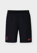 Schwarze Sportshorts mit rotem Paris Saint-Germain-Logo am linken Bein und rotem Nike-Swoosh am rechten Bein, elastischer Bund.