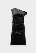 Schwarzes Samtkleid mit asymmetrischem Design, geraffter Seite und taillierter Form. Glatte Textur, knielang und minimalistischer Stil.