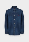 Das Denim-Hemd hat einen dunkelblauen Farbton, eine durchgehende Knopfleiste, einen spitzen Kragen, lange Ärmel und ein kleines rotes Logo auf der Brust.
