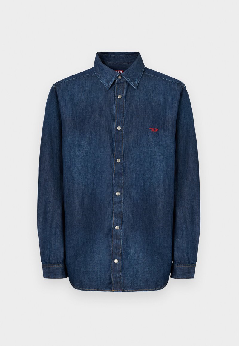 Das Denim-Hemd hat einen dunkelblauen Farbton, eine durchgehende Knopfleiste, einen spitzen Kragen, lange Ärmel und ein kleines rotes Logo auf der Brust.