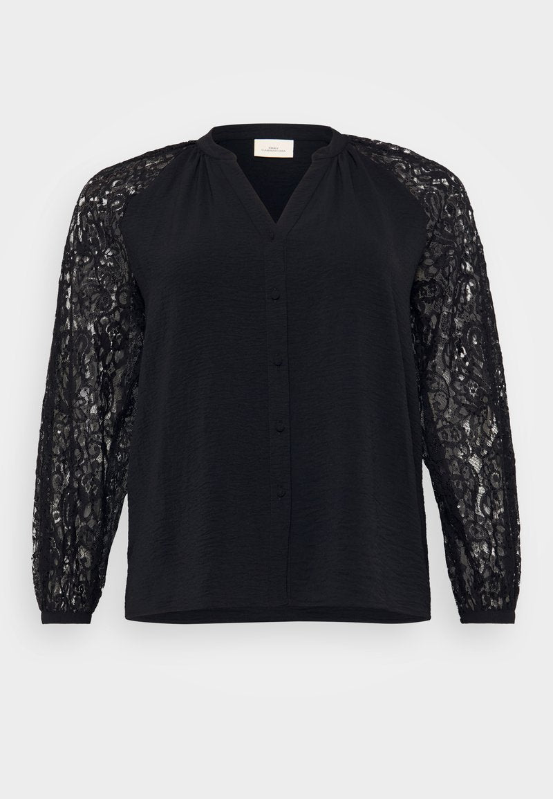 Schwarze Bluse mit Knopfleiste, V-Ausschnitt und langen Spitzeärmeln. Der Körper besteht aus einem strukturierten Stoff, während die Ärmel filigrane Spitzenmuster zeigen.