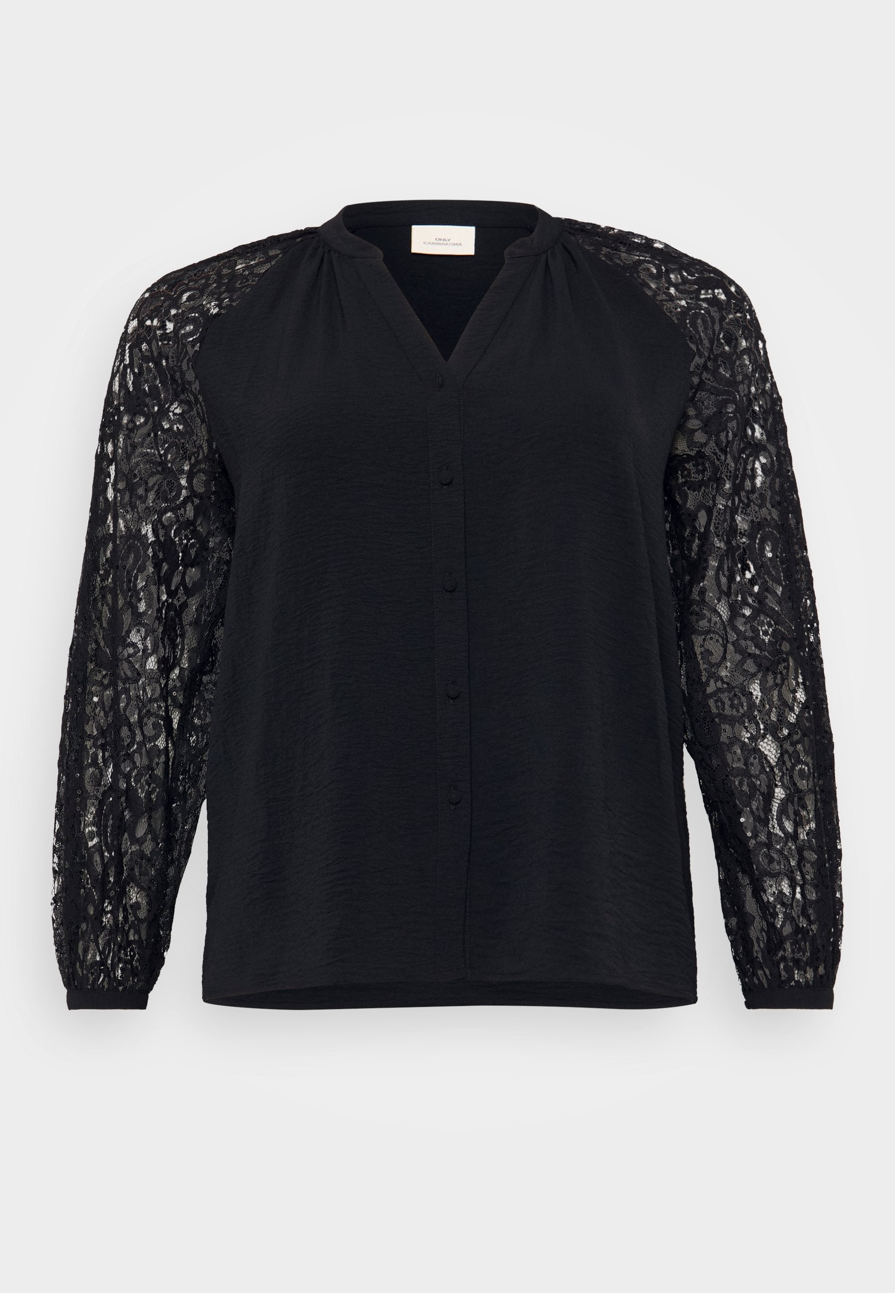 Schwarze Bluse mit Knopfleiste, V-Ausschnitt und langen Spitzeärmeln. Der Körper besteht aus einem strukturierten Stoff, während die Ärmel filigrane Spitzenmuster zeigen.