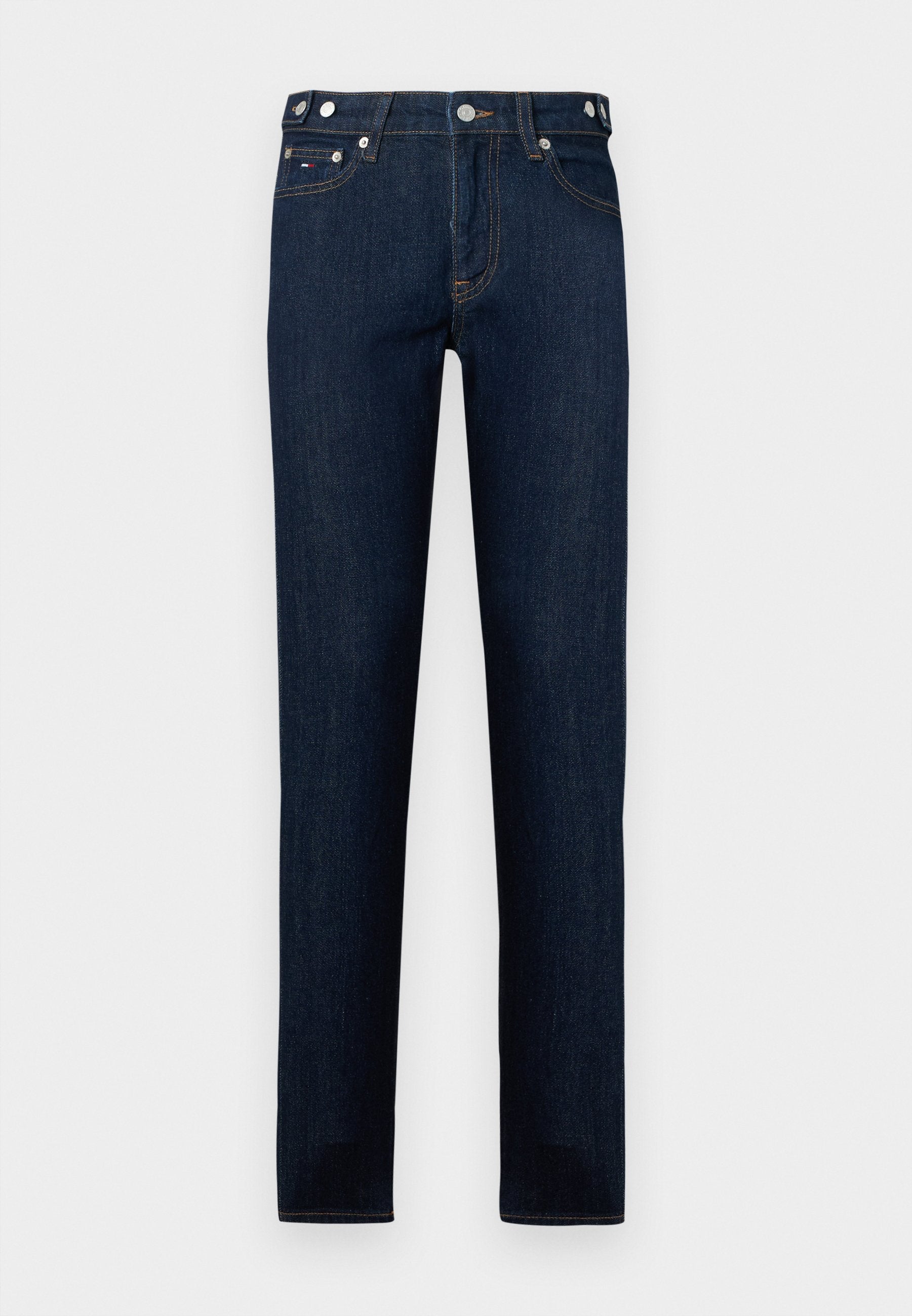 Dunkelblaue Jeans aus Denim mit geradem Schnitt, silberner Hardware, fünf Taschen und kontrastierenden orangefarbenen Nähten.