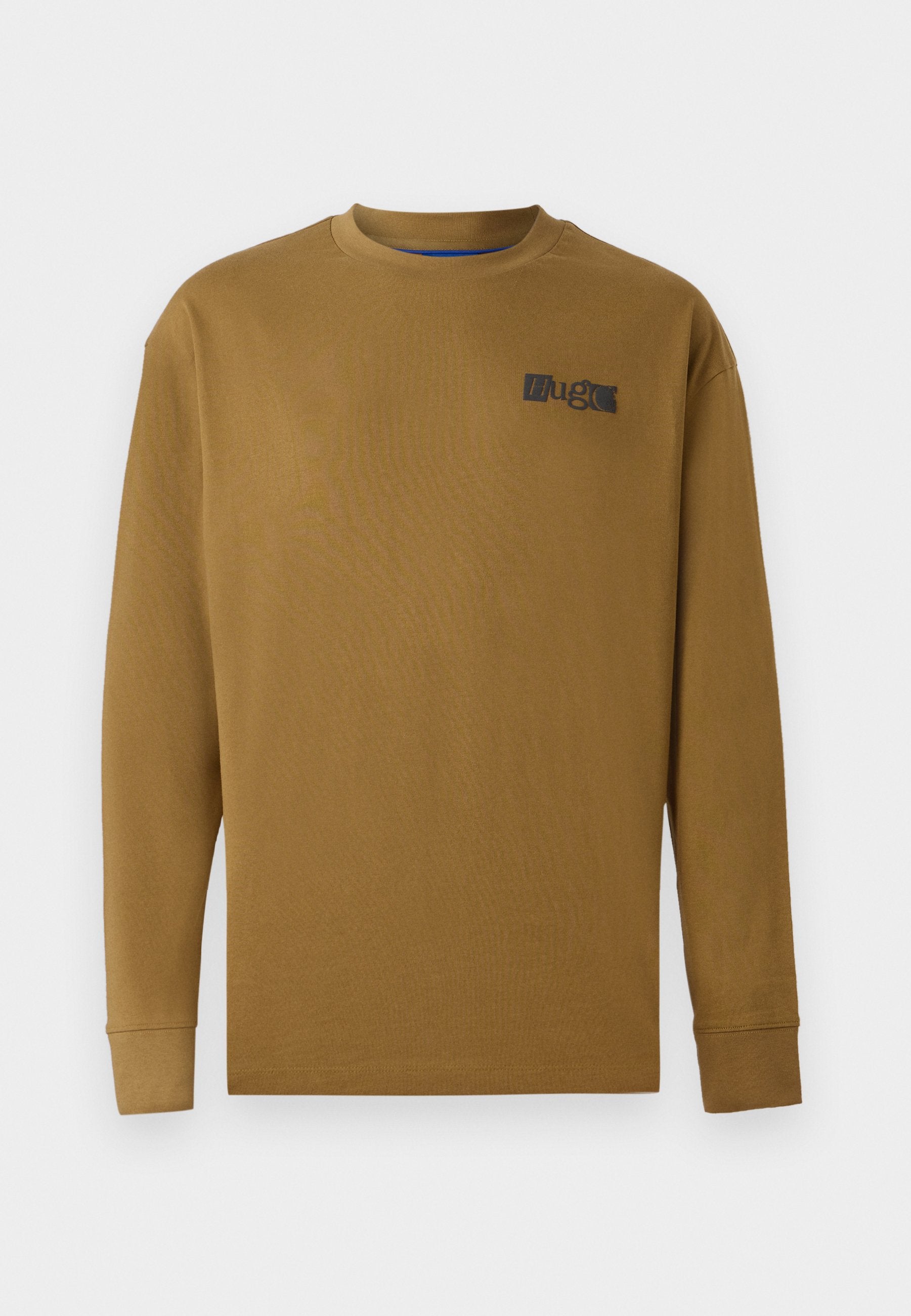 Langarm-T-shirt mit Rundhalsausschnitt aus brauner Baumwolle. Verfügt über ein schwarzes Logo auf der linken Brust und gerippte Bündchen. Glatte Textur, reguläre Passform.