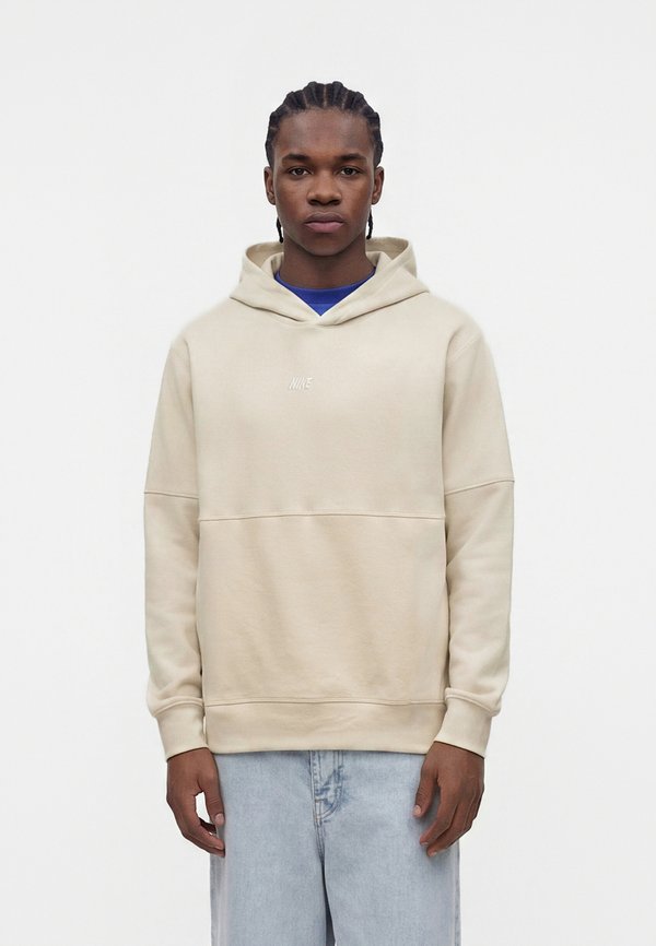 Nike Sportswear CLUB VARSITY HOODIE - Hoodie - beige