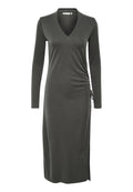 Dunkelgrünes, langärmliges Wickelkleid mit V-Ausschnitt, Raffung an der Seite und einem Seitenschlitz. Hergestellt aus einem weichen, elastischen Material.