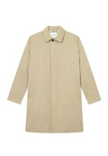 Beige Baumwoll-Trenchcoat mit geradem Schnitt, Knopfleiste und zwei Vorderstaschen. Verfügt über einen klassischen Kragen und entspannte Ärmel.